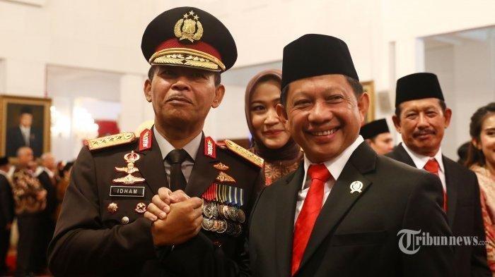 Mendagri Tito Karnavian (kanan) dan Kapolri Jenderal Pol Idham Azis (kiri) usai penyematan tanda pangkat dalam rangkaian upacara pelantikan Kapolri di Istana Negara, Jumat (1/11/2019) lalu. Idham Azis dilantik menjadi Kapolri menggantikan Tito Karnavian yang diangkat menjadi Mendagri. (TRIBUNNEWS/IRWAN RISMAWAN)