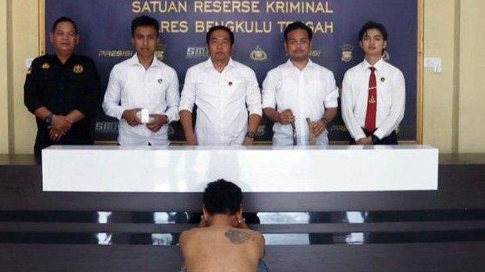 KEJAR POLISI: Aksi pria serang polisi pakai sajam saat razia. Kemudian pengendara pria dengan motor honda beat tanpa plat nomor kendaraan itu berhasil ditangkap setelah dikejar hampir 20 menit yang tak terima diberhentikan ketika Operasi Patuh Nala 2025 di depan Mapolres Bengkulu Tengah, Senin (14/7/2025) sekira pukul 10.00 WIB.  (TribunBengkulu.com/Suryadi Jaya)