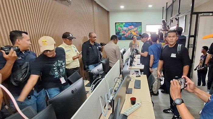 Polda Metro Jaya menggeledah kantor Kementerian Komunikasi dan Digital (Komdigi). Dalam penggeledahan itu akun @PartaiSocmed menyebutkan atas nama DIS sebagai Ketua Tim Keamanan Informasi Direktorat Pengendalian Aplikasi Informatika. Dan, FD sebagai pegawai PSE Kominfo (sekarang Komdigi) turut diamankan. (HO)