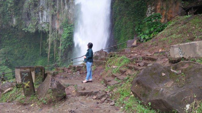 Pengunjung menikmati keindahan alam di Sikulikap, Desa Doulo, Kecamatan Berastagi, Kabupaten Karo, Sumatera Utara.