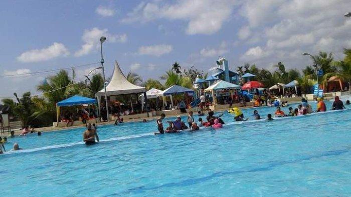 Pengunjung menikmati keseruan bermain air di kolam renang Tirta Mas Tanjung Morawa beberapa waktu lalu.
