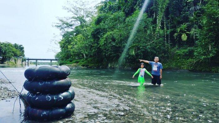 Pengunjung menikmati Wisata Alam Namo Sira-sira.