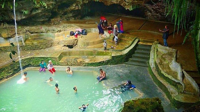 Pengunjung tengan mandi air panas di Goa Ergendang yang berada di Penungkiren, Sinembah Tanjung Muda (STM) Hilir, Kabupaten Deli Serdang, Sumatera Utara.
