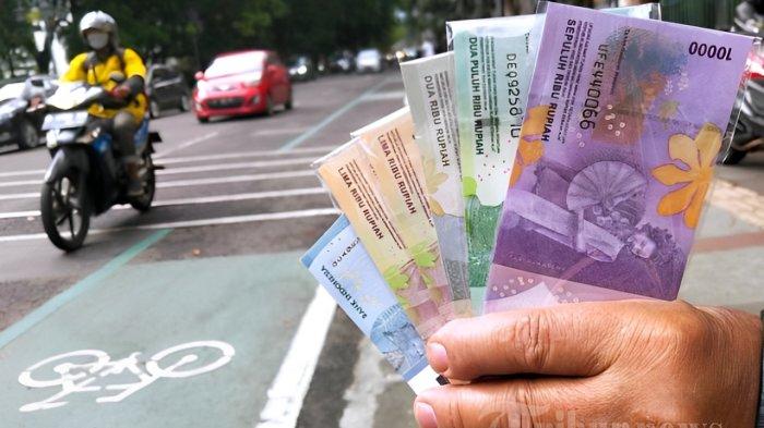 JELANG LEBARAN - Penjaja penukaran uang menawarkan uang baru dalam berbagai pecahan kepada pengendara bermotor yang melintas di kawasan sekitar Kantor Perwakilan Bank Indonesia (BI) Provinsi Jawa Barat, Kota Bandung, Jawa Barat, Senin (10/4/2023). Keberadaan penjaja jasa penukaran uang perorangan ini ramai setiap menjelang Lebaran, menawarkan uang pecahan baru Rp 2.000, Rp 5.000, Rp 10.000, Rp 20.000, dan Rp 75.000 dengan harga Rp 110.000 dalam setiap transaksi penukaran senilai Rp 100.000 dan kelipatannya. Penukaran uang pecahan baru tersebut biasanya digunakan masyarakat untuk memberi kepada sanak famili atau keluarga dekat saat Lebaran yang telah menjadi tradisi di Indonesia