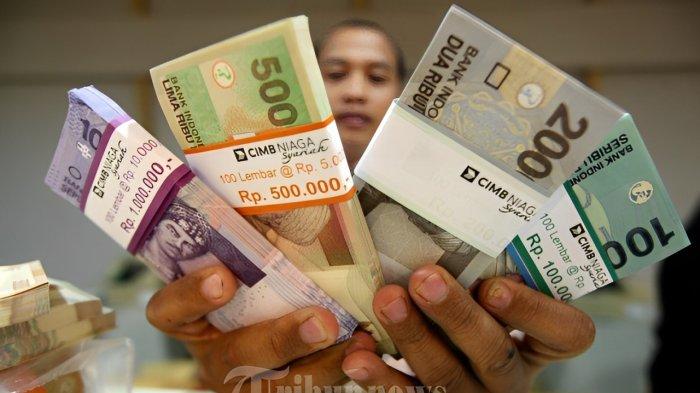 Petugas Teller menghitung pecahan uang kecil di Bank CIMB Niaga Syariah di jl Ahmad Yani, Makassar. Selasa (23/7). Jelang Lebaran 2013, Bank CIMB Niaga Syariah sediakan penukaran uang pecahan kecil untuk nasabah yang akan berbagi sedekah.