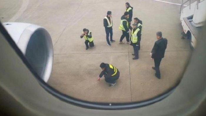 Penumpang Lempar Koin ke dalam Mesin Pesawat