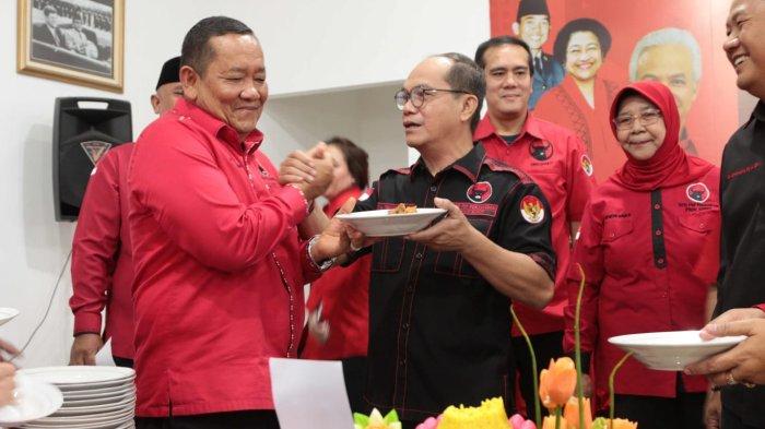 Wakil Ketua DPD PDI Perjuangan Sumut Penyabar Nakhe menyuapi ku ulang tahun ke-56 kepada Ketua DPD PDI Perjuangan Sumut Drs Rapidin Simbolon MM didampingi Sekretataris DR Sutarto MSi dan Bendahara Meriahta Sitepu bersama unsur pengurus sela-sela Rapat Koordinasi (Rakor) Pengawalan Pemilu 2024 di Kantor DPD PDI Perjuangan Sumut di Jalan Jamin Ginting Medan, Jumat (13/10/2023).