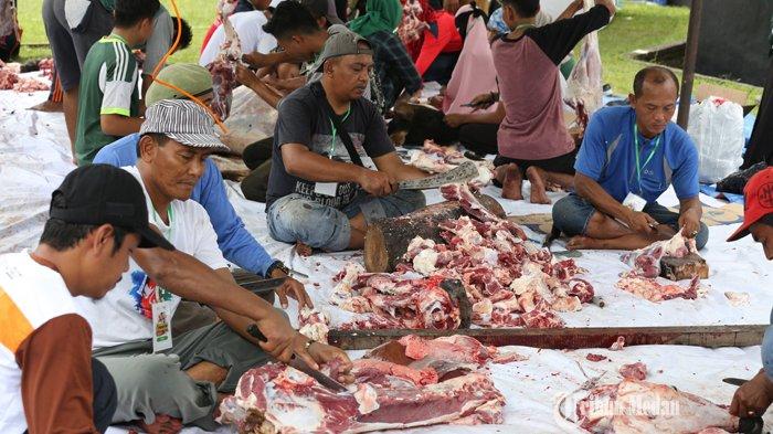 BNI Syariah bekerjasama dengan Aksi Cepat Tanggap (ACT) melaksanakan penyembelihan hewan kurban di halaman Masjid Raya Al Mashun, Medan, Sumatera Utara, Senin (12/8/2019).TRIBUN MEDAN/RISKI CAHYADI