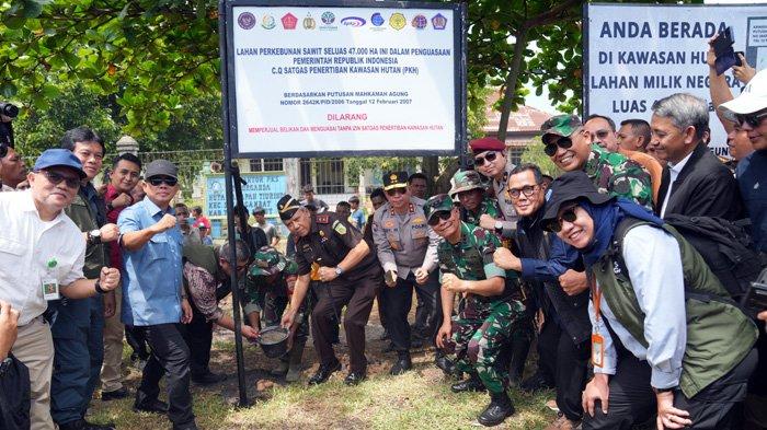 BERITA ACARA PENYERAHAN LAHAN: Tim Satgas PKH Kepala Staf Umum TNI (Kasum TNI) Letjen TNI Richard Tampubolon dan Kepala Kejaksaan Tinggi Sumatra Utara, Idianto, selaku Jaksa Eksekutor, menyerahkan berita acara penyerahan lahan seluas 47.000 hektare yang selama ini diukasai PT Torus Ganda diserahkan kepada KLHK pada Jumat (25/4/2025). Lahan yang telah dieksekusi secara administrasi dan fisik ini kini resmi diserahkan kepada Kementerian Lingkungan Hidup dan Kehutanan (KLHK) untuk pengelolaan lebih lanjut. (Puspen TNI)
