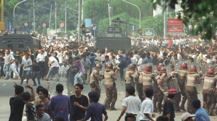 Penyerbuan kantor PDI di Jalan Diponegoro oleh pendukung kubu Soerjadi berakhir dengan bentrokan antara massa dan aparat keamanan di kawasan Jalan Salemba, Jakarta Pusat, 27 Juli 1996. Sebelumnya, kantor PDI diduduki massa pendukung Megawati.