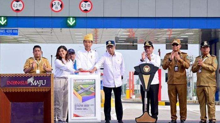 Presiden Joko Widodo (Jokowi) meresmikan dua jalan tol di Provinsi Sumatera Utara, ruas Tol Kuala Tanjung - Tebing Tinggi - Parapat Seksi Tebing Tinggi - Indrapura sepanjang 20,4 km dan ruas Tol Indrapura - Kisaran Seksi Indrapura - Lima Puluh sepanjang 15,6 km. Kedua ruas tol ini merupakan bagian dari Jalan Tol Trans Sumatera yang akan menghubungkan daerah yang berada di Provinsi Sumatera Utara dan Riau. Peresmian jalan tol ditandai dengan penekanan tombol sirine dan penandatanganan prasasti oleh Jokowi di Gerbang Tol Lima Puluh, Kabupaten Batu Bara, Sumatera Utara, Rabu (7/2/2024). Presiden Jokowi mengatakan, kehadiran jalan tol tersebut akan meningkatkan konektivitas Destinasi Pariwisata Super Prioritas (DPSP) Danau Toba dan meningkatkan kecepatan logistik menuju Pelabuhan Kuala Tanjung serta pengembangan Kawasan Ekonomi Khusus (KEK) Sei Mangke. (Biro Setpres)