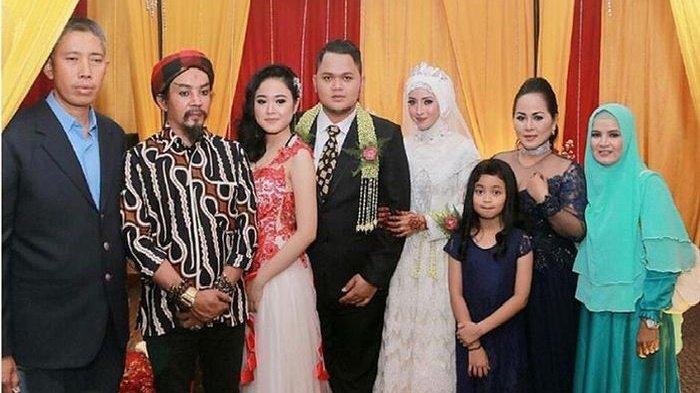 Pernikahan anak pertama Limbad.
Diminta Rp 30 Miliar untuk Izin Poligami, Pesulap Kondang Ini Sempat Bertengkar Sampai Hampir Cerai dengan Istri Pertama, Akhirnya Mengejutkan!