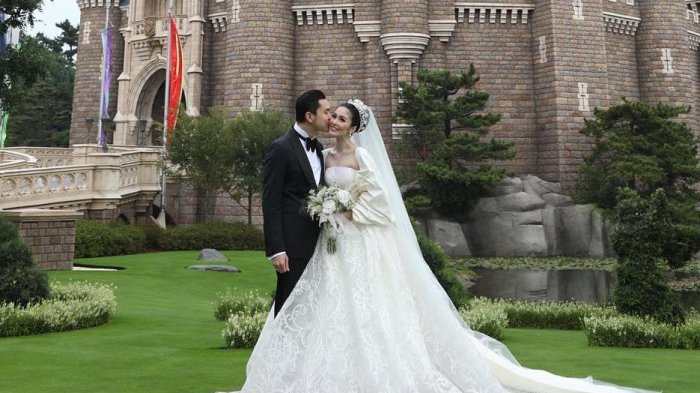 Pernikahan Sandra Dewi dan Harvey Moeis yang diselenggarakan di Disneyland, Tokyo