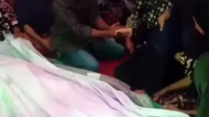 Seorang perempuan diduga menikahi jenazah kekasihnya di Desa Marada, Kecamatan Hu'u, Kabupaten Dompu, Nusa Tenggara Barat (NTB). Video dugaan pernikahan perempuan dengan jenazah pria itu pun viral di media sosial. Berikut penjelasan Kemenag Dompu, Rabu (11/6/2025). (Tangkapan Layar Video)