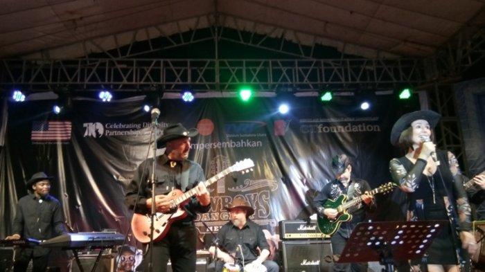 Meriah, Dangdut Cowboys asal Amerika Hibur Masyarakat Medan - Tribun
