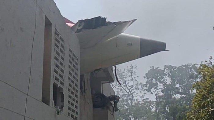 Foto dari akun X @Turbinetraveler memperlihatkan bagian pesawat Air India yang jatuh dan meledak di permukiman, tersangkut di atap rumah warga di Ahmedabad, India, Kamis (12/6/2025). Pesawat Air India jatuh tak lama setelah lepas landas untuk menuju London, Inggris, membawa 242 orang di dalamnya.