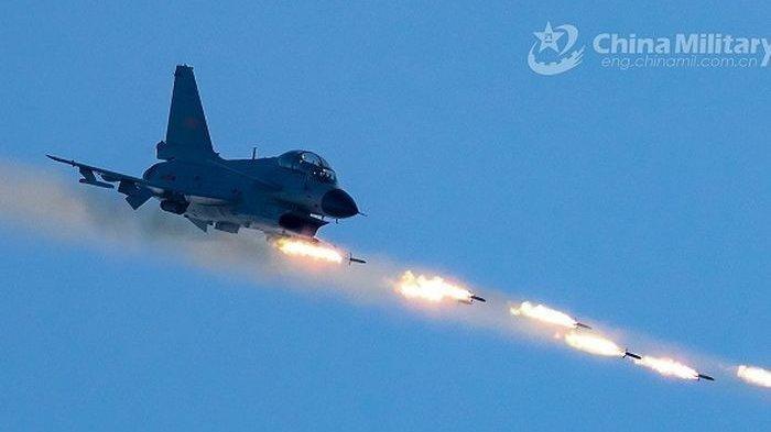 Pesawat tempur China bombardir kapal induk AS di Laut China Selatan.