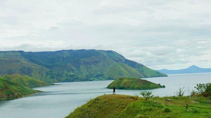 BUKIT Burung menjadi spot untuk menyaksikan Pulau Tulas yang berada di Desa Siboro, Kecamatan Sianjur Mula-mula, Kabupaten Samosir, Sumatera Utara.
