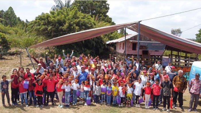 SOPO LITERASI BUNGADAPDAP - Foto bersama usai peresmian Sopo Belajar/Literasi Bungadapdap di Panangkohan, Desa Pardomuan Nauli, Kecamatan Pangururan, Samosir, 27 Juni 2025.