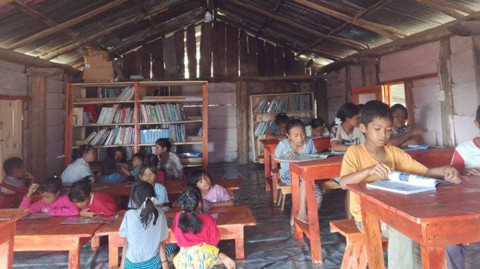 SOPO LITERASI BUNGADAPDAP -  Aktivitas di Sopo Belajar/Literasi Bungadapdap setelah diresmikan 27 Juni 2025. Peresmian Sopo Belajar/Literasi Bungadapdap adalah bagian dari Pesta Tambak ii Bungadapdap 2025.