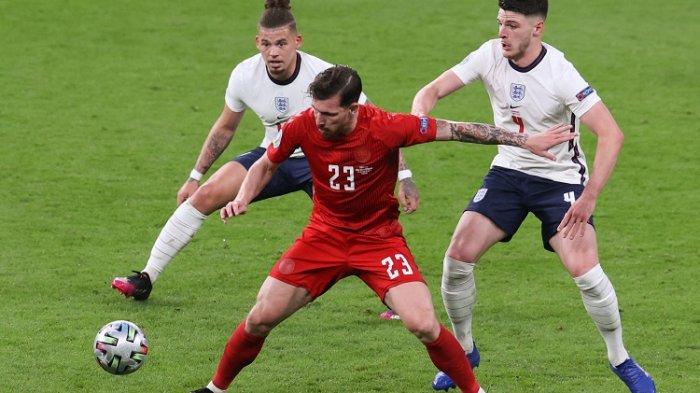 Gelandang Denmark Pierre Hojbjerg (tengah) ditandai oleh gelandang Inggris Declan Rice (kanan) dan gelandang Inggris Kalvin Phillips selama pertandingan sepak bola semifinal UEFA EURO 2020 antara Inggris dan Denmark di Stadion Wembley di London pada 7 Juli 2021.