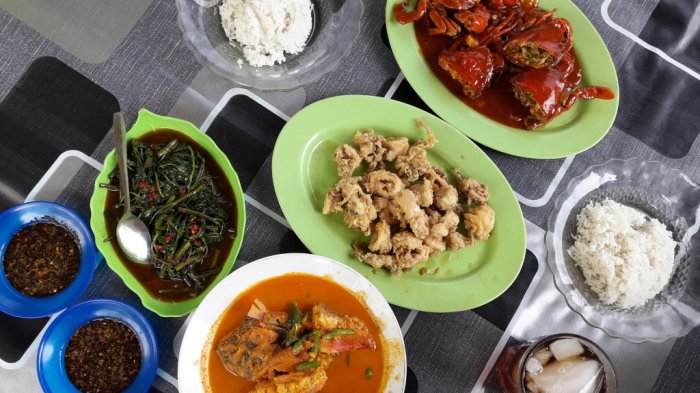 Restoran terapung di tengah danau dengan pemandangan alam yang menakjubkan