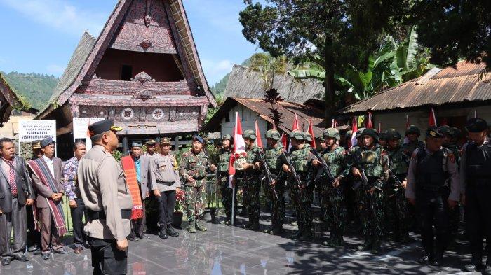 Kapolres Humbang Hasundutan AKBP Hary Ardianto SH SIK MH bersama Danyon Brimob Batalyon B Tebing Tinggi Kompol Bima AS SH SIK didampingi Cicit Rajasisingamangaraja Markoni Sinambela memimpin ziarah ke Makam Pahlawan Raja Sisingamangaraja di Bakkara Kabupaten Humbang Hasundutan, Jumat (8/6/2024).