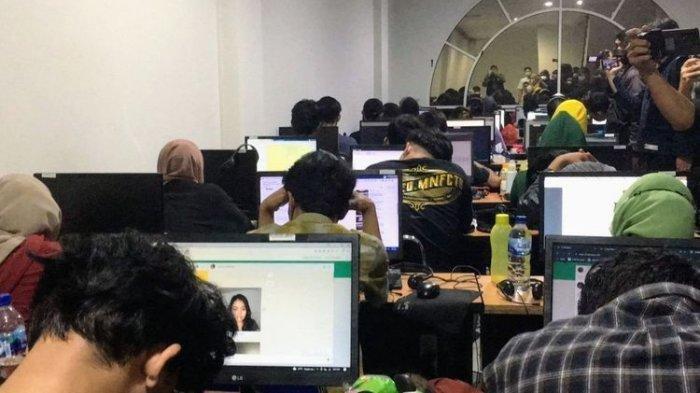 Kantor perusahaan pinjaman online (Pinjol) ilegal di Pantai Indah Kapuk (PIK) 2, Jakarta Utara, yang digerebek Polda Metro Jaya, Rabu (26/1/2022) mempekerjakan karyawan yang masih berusia belasan tahun.