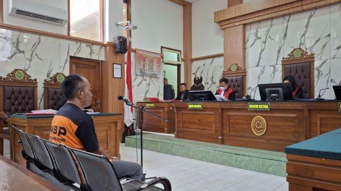 DIVONIS BERSALAH: Poniman mendengarkan putusan hakim di Pengadilan Negeri Lumajang, Selasa (10/6/2025).. Poniman divonis 2 tahun penjara