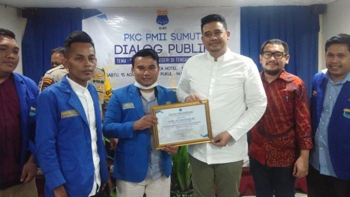 Ketua PKC PMII Sumut Azlansyah Hasibuan bersama Bobby Afif Nasution (kemeja putih) foto bersama usai acara dialog publik, Sabtu (15/8/2020).