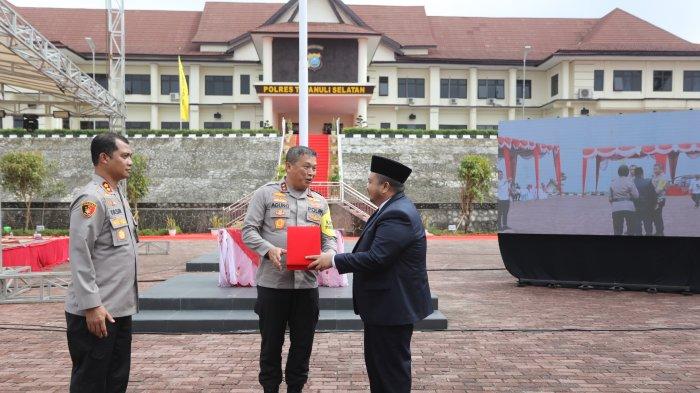 Kapolda Sumut, Irjen Pol Agung Setya Imam Effendi, didampingi Kapolres Tapsel AKBP Yasir Ahmadi memberikan menerima plakat dari Bupati Tapanuli Selatan Dolly Pasaribu, usai membubuhkan tanda tangan pada prasasti peresmian Operasional Mapolres Tapsel Rabu (15/5/2024) di Sipirok.