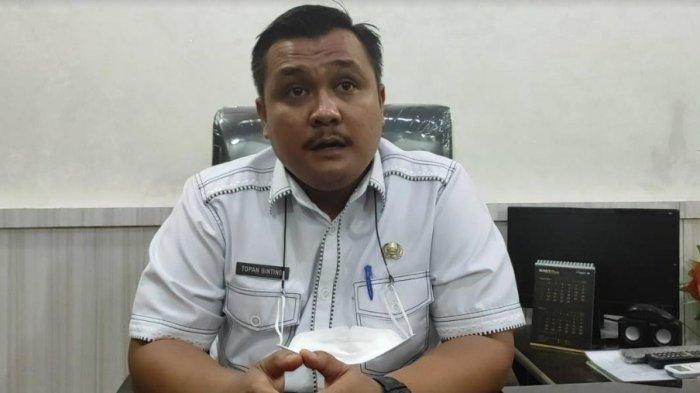 Plt Kepala Dinas Pendidikan Kota Medan, Topan Ginting saat diwawancara di kantornya, Kamis (7/10/2021)