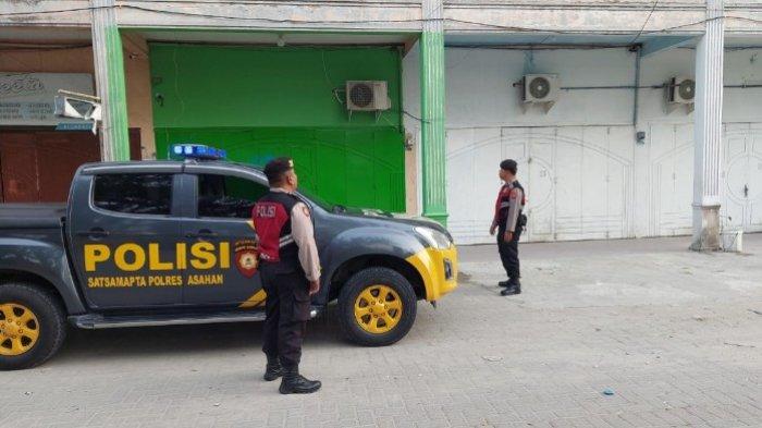 Petugas Sat Samapta Polres Asahan jagai markas judi tembak ikan yang sebelumnya diduga bocor saat digerebek