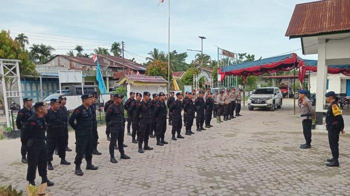 Personel Polres Labuhanbatu mengamankan dan mengawal ketat  pengembalian logistik pemilu 2024 dari Kantor Sekretariat PPK Kecanatab Kualuh Hilir menuju ke Gudang Logistik KPU Kabapaten Labuhanbatu Utara menggunakan 5 unit truk, Rabu (28/02/24).