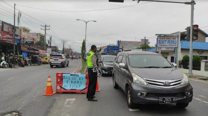 Polisi sedang mengatur lalulintas di Simpang Selayang, Jalan Letjen Jamin Ginting, Kecamatan Medan Tuntungan 