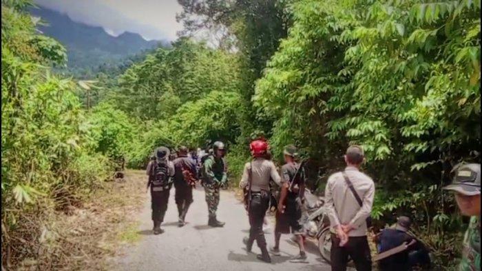 BENTROK WARGA - Aparat TNI dan Polri membubarkan bentrok warga di Kabupaten Maluku Tengah, Kamis (3/4/2025). Panit Intelkam Polsek Wahai, Bripka Husni Abdullah, dilaporkan gugur akibat ditembak orang tak dikenal (OTK). 
