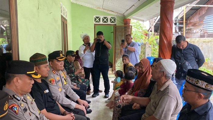 Kapolres Pelabuhan Belawan, AKBP Janton Silaban, melayat ke rumah duka atas meninggalnya remaja berusia 17 berinisial RF di Kecamatan Medan Belawan, Kamis (18/1/2024).