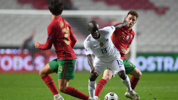 Gelandang Perancis NGolo Kante melindungi bola dari pemain Portugal Diogo Jota (kanan) dalam pertandingan UEFA Nations League A antara Portugal vs Perancis di Stadion Luz di Lisbon pada 14 November 2020.