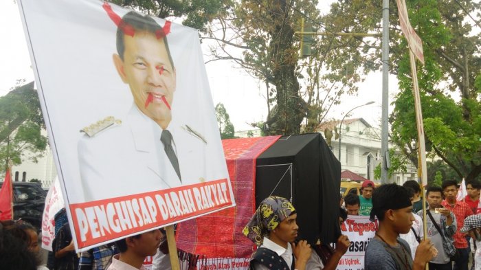 Sejumlah masyarakat Desa Janji Mauli dan anggota DPD Pospera Sumut membopong peti jenazah sebagai bentuk protes atas sikap Bupati Tapanuli Selatan Syahrul Pasaribu pada aksi unjuk rasa di luar gerbang Kantor Gubernur Sumut Jalan Pangeran Diponegoro, Kamis (30/3/2017). (Tribun Medan / Nanda)