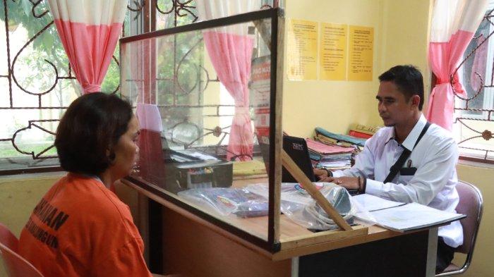 Kanit PPA (Perlindungan Perempuan dan Anak) Sat Reskrim Polres Simalungun menahan pelaku tindak pidana kekerasan terhadap anak dibawah umur.