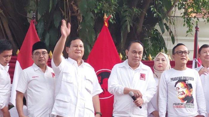 Bakal calon presiden Prabowo Subianto bersama Ketua Umum Organisasi relawan pendukung Presiden Joko Widodo, Pro Jokowi (Projo), Budi Arie Setiadi di kediaman Prabowo Subianto di Jalan Kartanegara, Jakarta Selatan, Sabtu (14/10/2023) sore. (KOMPAS.com/IRFAN KAMIL)