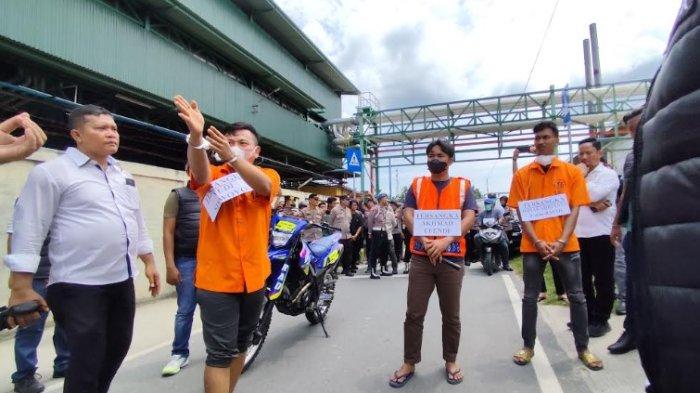 PENGANIAYAAN SISWA: Tiga tersangka dihadirkan di lokasi prarekontruksi kasus dugaan penganiayaan seorang siswa di Asahan yang diduga dilakukan oleh Oknum Polisi berpangkat IPDA di Polres Asahan, Senin (17/3/2025). IPDA Ahmad Efendi (tengah), Kanit Reskrim Polsek Simpang Empat ditersangkakan. (TRIBUN MEDAN/ALIF ALQADRI HARAHAP)