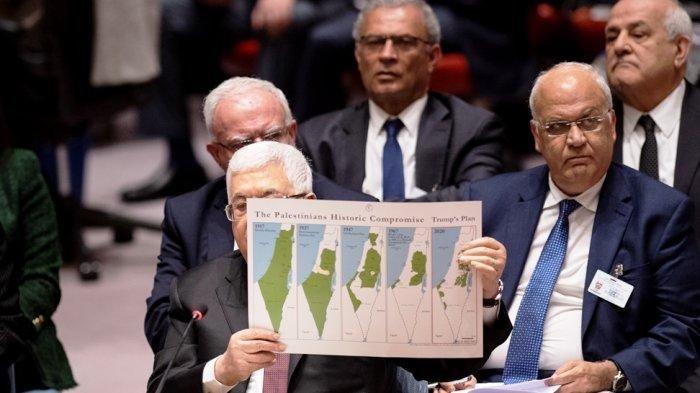 Presiden Palestina, Mahmoed Abbas mengangkat peta rencana Timur Tengah Dewan Keamanan PBB pada 11 Februari 2020 di New York.