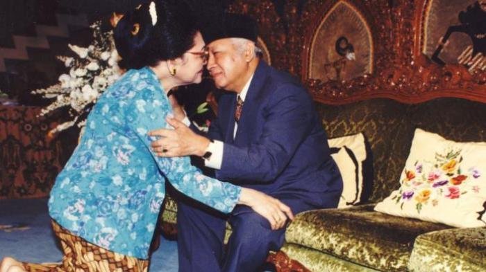 Presiden Soeharto menerima sungkem dari Ibu Tien Soeharto pada hari Idul Fitri 1 Syawal 1415 Hijriah, 3 Maret 1995. (Istimewa)
