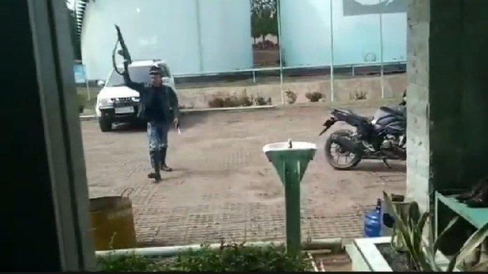 Aksi koboi seorang warga Desa simpang Tais Kecamatan Talang Ubi Kabupaten bernama Iwan yang mengamuk menggunakan senjata Air Softgun di pabrik kelapa sawit PT Surya Bumi Agrolanggeng menyebabkan seorang Anggota Polisi Polsek Talang Ubi mendapatkan luka tembak dibagian tangan kirinya.