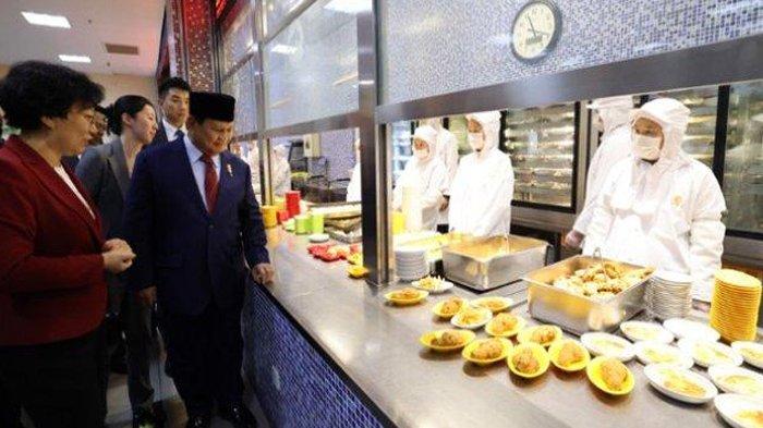 Presiden terpilih RI periode 2024-2029 Prabowo Subianto menyempatkan berkunjung ke sekolah Beijing No. 2 Middle School, di Dongcheng District, Beijing, China, Selasa (2/4/2024). Prabowo mengunjungi skolah itu guna meninjau penerapan program makan siang untuk siswa. Kunjungan ini dilakukan usai serangkaian pertemuannya dengan pejabat tinggi di China. (Dok.Kemenhan)