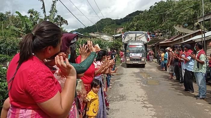 Warga Liang Melas Datas, melepas truk yang membawa tiga ton jeruk untuk dikirim ke Istana Negara, Jakarta, Jumat (3/12/2021). Diketahui, jeruk yang dikirim ini sebagai bentuk protes dengan harapan presiden dapat memperhatikan akses jalan di sana yang mengalami kerusakan. (TRIBUN MEDAN/Muhammad Nasrul)