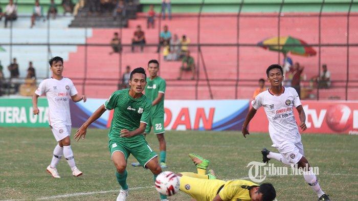 Pemain PSMS Medan Yuda Risky Irawan (kiri)  