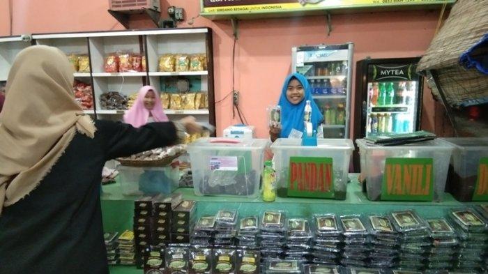 
Putri lagi menunjukan produk oleh oleh yang dijual di Pasar Bengkel, Perbaungan, Serdang Bedagai, Kamis (27/6/2019).