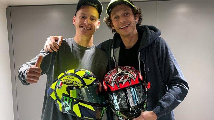 Fabio Quartararo dan Rossi tukaran helm sebelum menjalani operasi